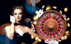 Pengguna dewasa meninjau promosi di mobile