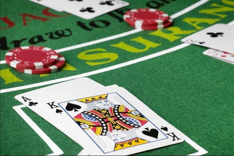 Pengguna mobile menulis pesan bantuan akun